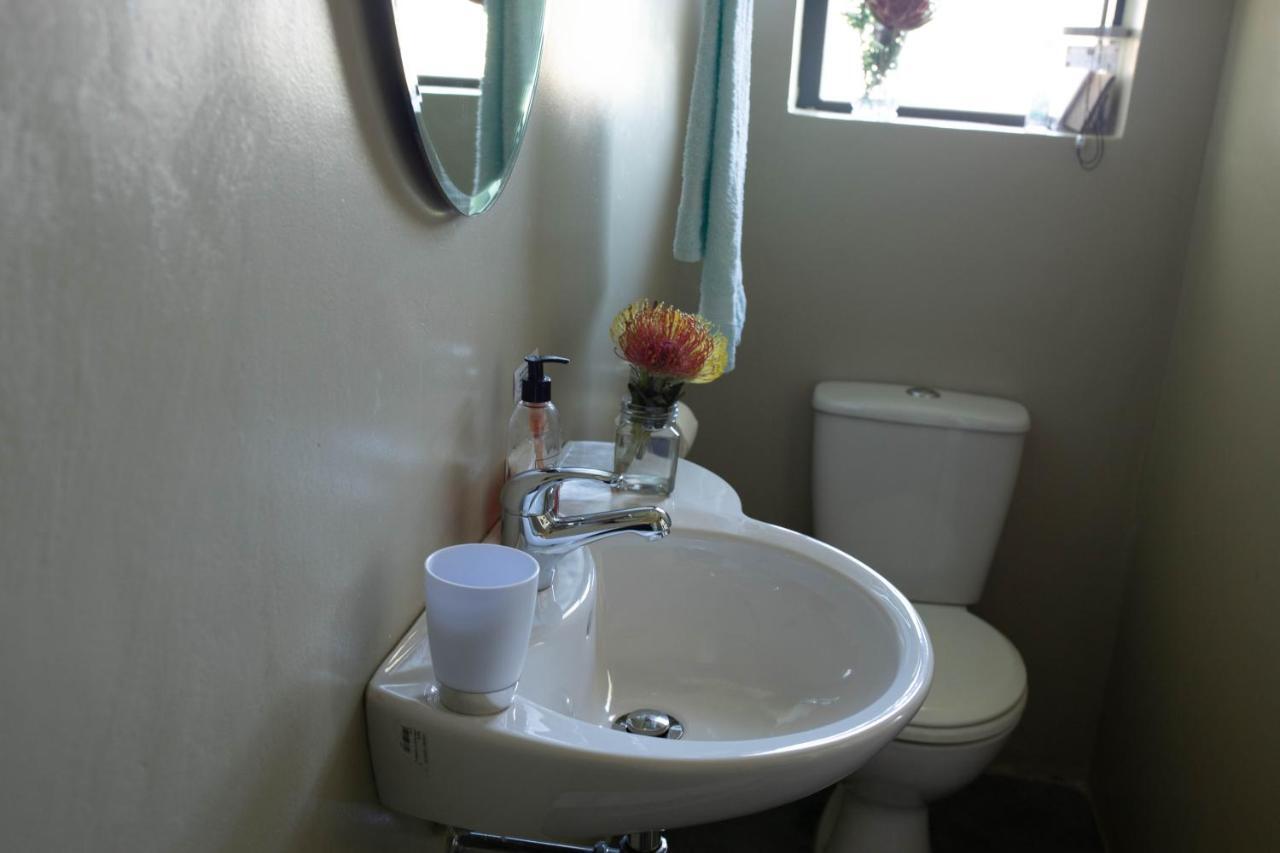 Stay At Friends Economic Rooms Malkopvlei Dış mekan fotoğraf